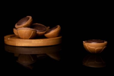 Tatlı kahverengi şeker, siyah camda izole edilmiş.