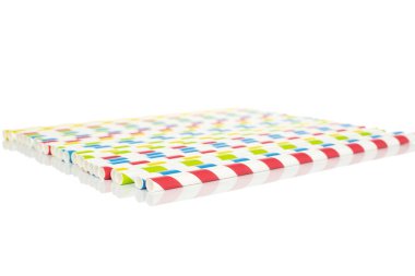 Renkli kağıt saman beyaz üzerine izole