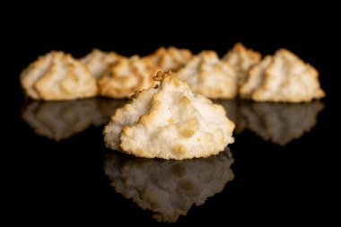 Siyah camda sade hindistan cevizli bisküvi.