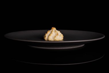 Siyah camda sade hindistan cevizli bisküvi.