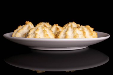 Siyah camda sade hindistan cevizli bisküvi.