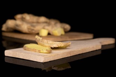 Siyah camda izole edilmiş taze kahverengi zencefil