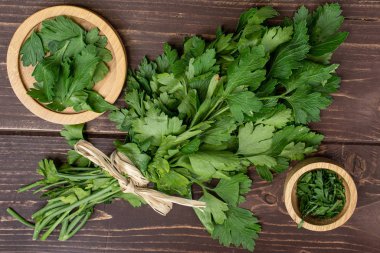Kahverengi tahtada yassı yapraklı maydanoz