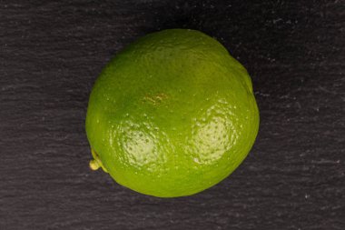 Gri taşta yeşil ekşi kireç