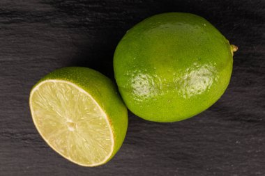 Gri taşta yeşil ekşi kireç