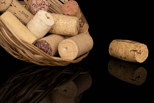 Corcho de vino común aislado en vidrio negro — Foto de Stock