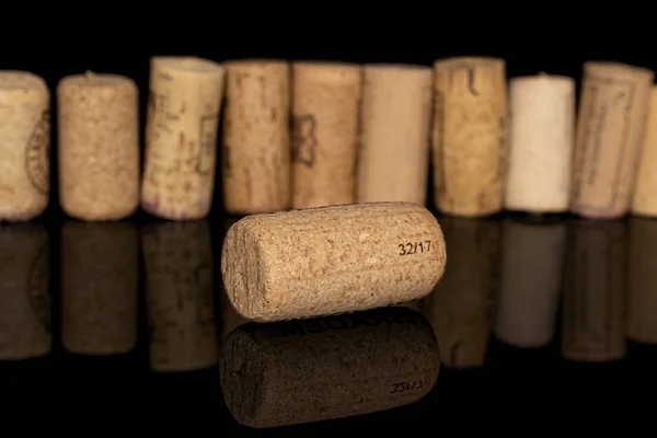 Corcho de vino común aislado en vidrio negro —  Fotos de Stock