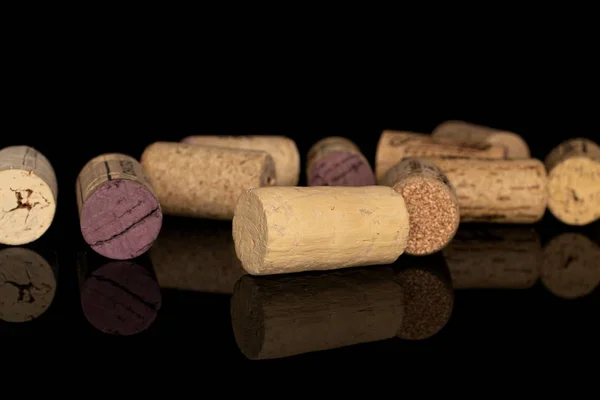 Corcho de vino común aislado en vidrio negro — Foto de Stock