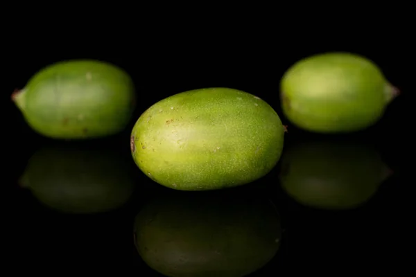 Hardy groene kiwi geïsoleerd op zwart glas — Stockfoto