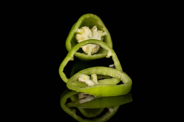 Scharfer grüner Pfeffer isoliert auf schwarzem Glas — Stockfoto