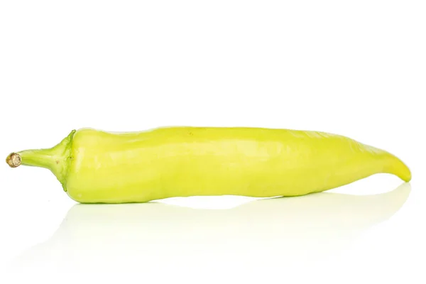 Горячий зеленый перец изолирован на белый — стоковое фото