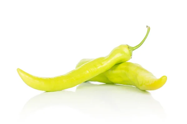 Гарячий зелений перець ізольований на білому — стокове фото