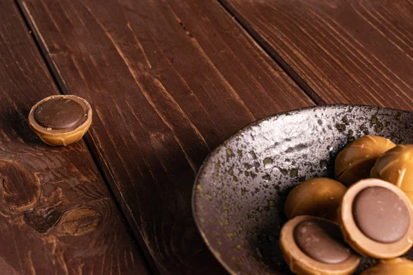 Toffee marrón dulce sobre madera marrón —  Fotos de Stock