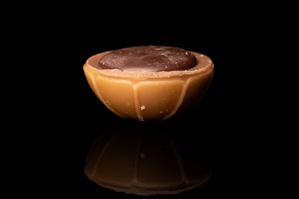 Toffee coklat manis diisolasi pada kaca hitam — Stok Foto