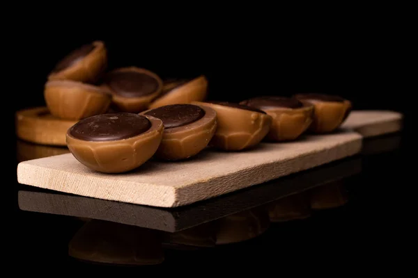 Toffee coklat manis diisolasi pada kaca hitam — Stok Foto