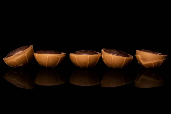 Caramel brun sucré isolé sur verre noir — Photo