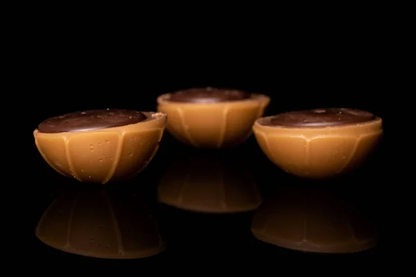 Caramel brun sucré isolé sur verre noir — Photo