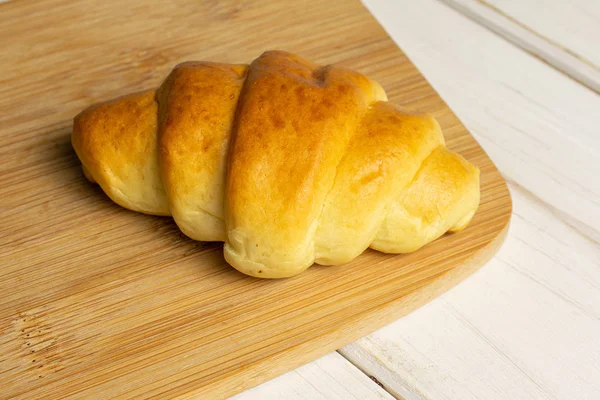 Sladký mini croissant na šedém dřevě — Stock fotografie