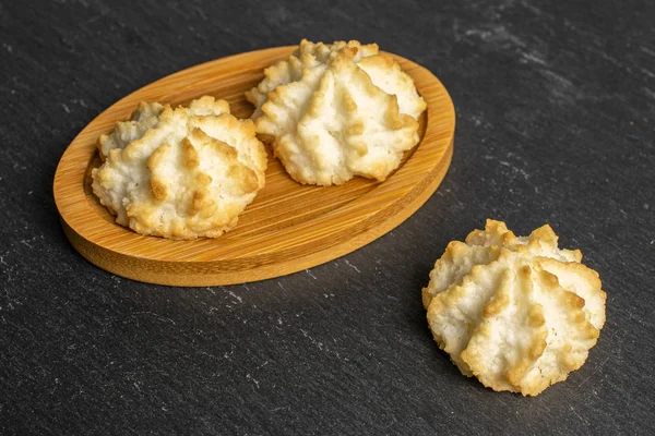 Galleta de coco lisa sobre piedra gris — Foto de Stock