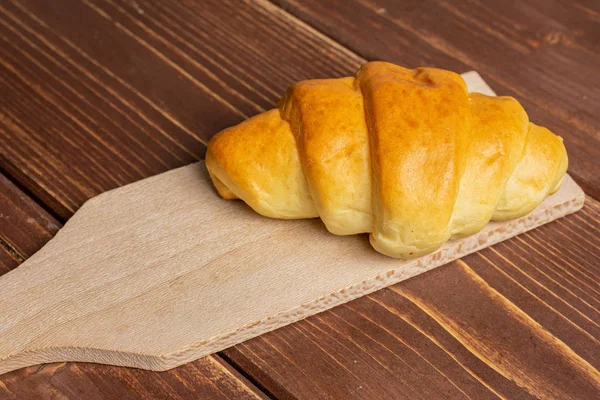 Süßes Mini-Croissant auf braunem Holz — Stockfoto