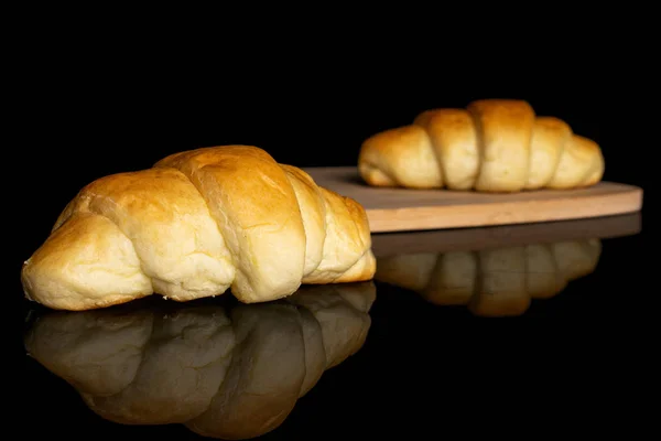 Zoete mini croissant geïsoleerd op zwart glas — Stockfoto