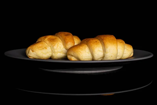 Zoete mini croissant geïsoleerd op zwart glas — Stockfoto