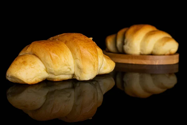 Zoete mini croissant geïsoleerd op zwart glas — Stockfoto