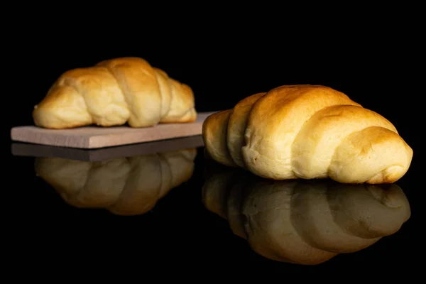 Sweet mini croissant izolované na černém skle — Stock fotografie