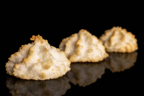 Plain kokosnoot biscuit geïsoleerd op zwart glas — Stockfoto