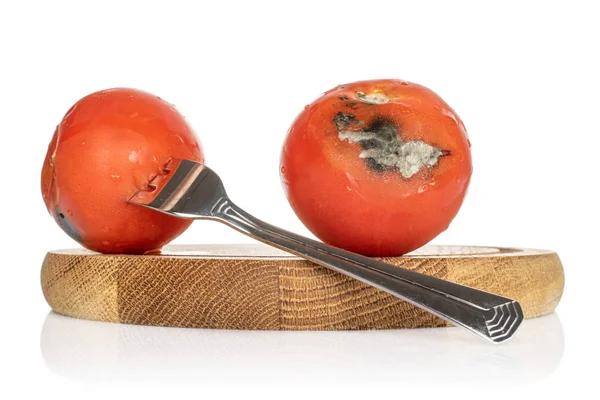 Tomate vermelho envelhecido isolado em branco — Fotografia de Stock