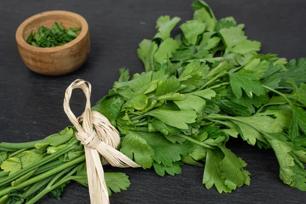 Flachblättrige Petersilie auf grauem Stein — Stockfoto