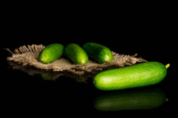 Свіжий зелений дитячий огірок ізольований на чорному склі — стокове фото