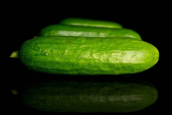 Pepino bebé verde fresco aislado en vidrio negro —  Fotos de Stock