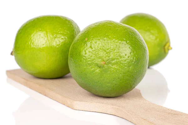 Limão azedo verde isolado em branco — Fotografia de Stock