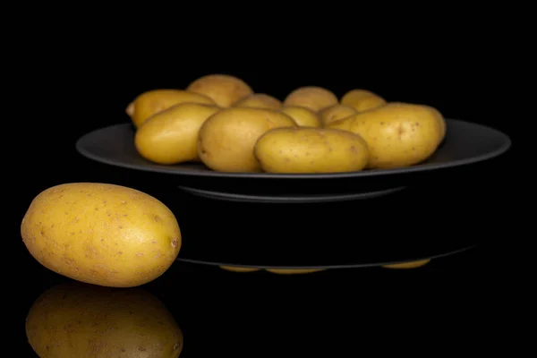 Patata amarilla pálida aislada en vidrio negro — Foto de Stock