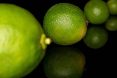 Siyah camda yeşil ekşi kireç