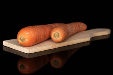 Taze turuncu havuç siyah cam izole