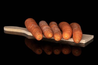 Taze turuncu havuç siyah cam izole