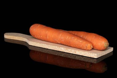 Taze turuncu havuç siyah cam izole