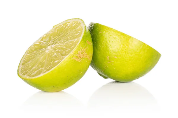 Lime aigre-verte isolée sur blanc — Photo