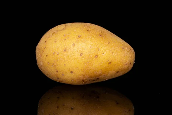 Желтый бледный картофель, изолированный на черном стекле — стоковое фото