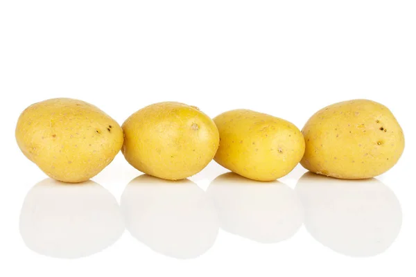 白に隔離された黄色の薄いジャガイモ — ストック写真