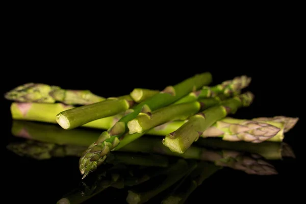 Zdrowe zielone szparagi izolowane na czarnym szkle — Zdjęcie stockowe