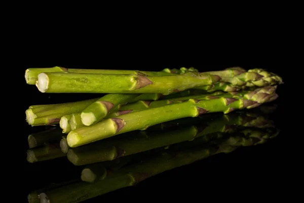 Zdrowe zielone szparagi izolowane na czarnym szkle — Zdjęcie stockowe
