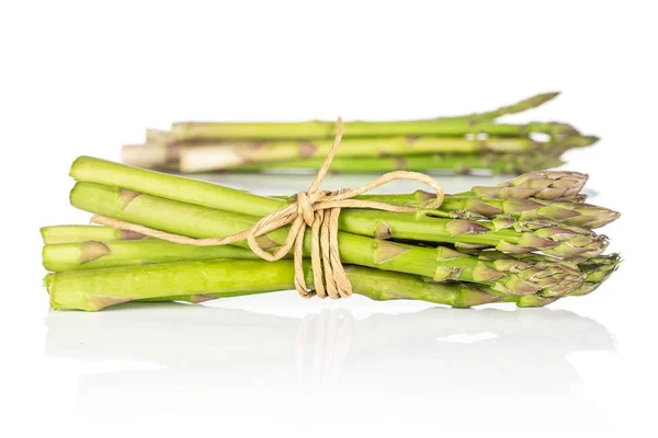 Espárragos verdes sanos aislados en blanco — Foto de Stock