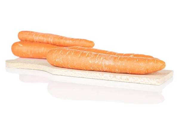 Frische orange Karotte isoliert auf weiß — Stockfoto