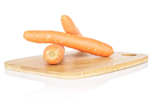 Frische orange Karotte isoliert auf weiß — Stockfoto
