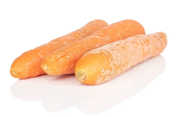Zanahoria naranja fresca aislada en blanco —  Fotos de Stock