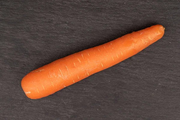 Φρέσκο πορτοκάλι καρότο σε γκρι πέτρα — Φωτογραφία Αρχείου