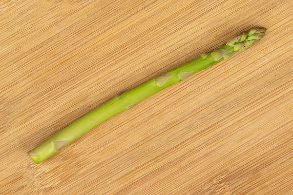 ライトウッド上の健康的な緑のアスパラガス — ストック写真